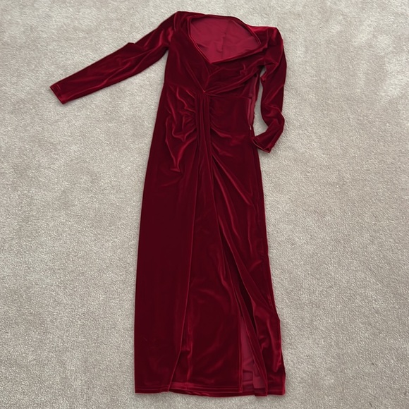 Never worn red velvet dress - Picture 3 of 3